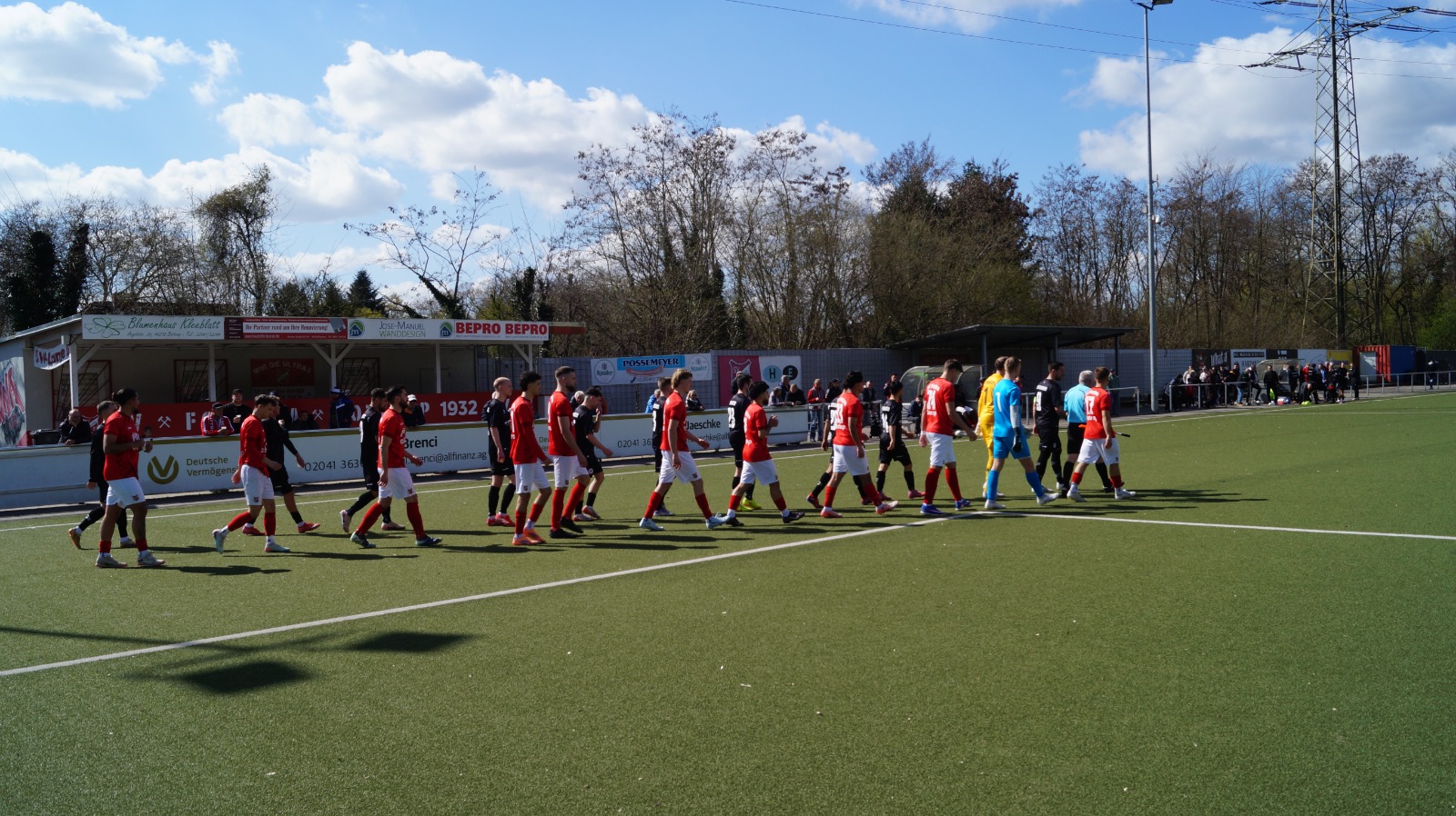 Glücklicher Spitzenreiter entführt Punkte!